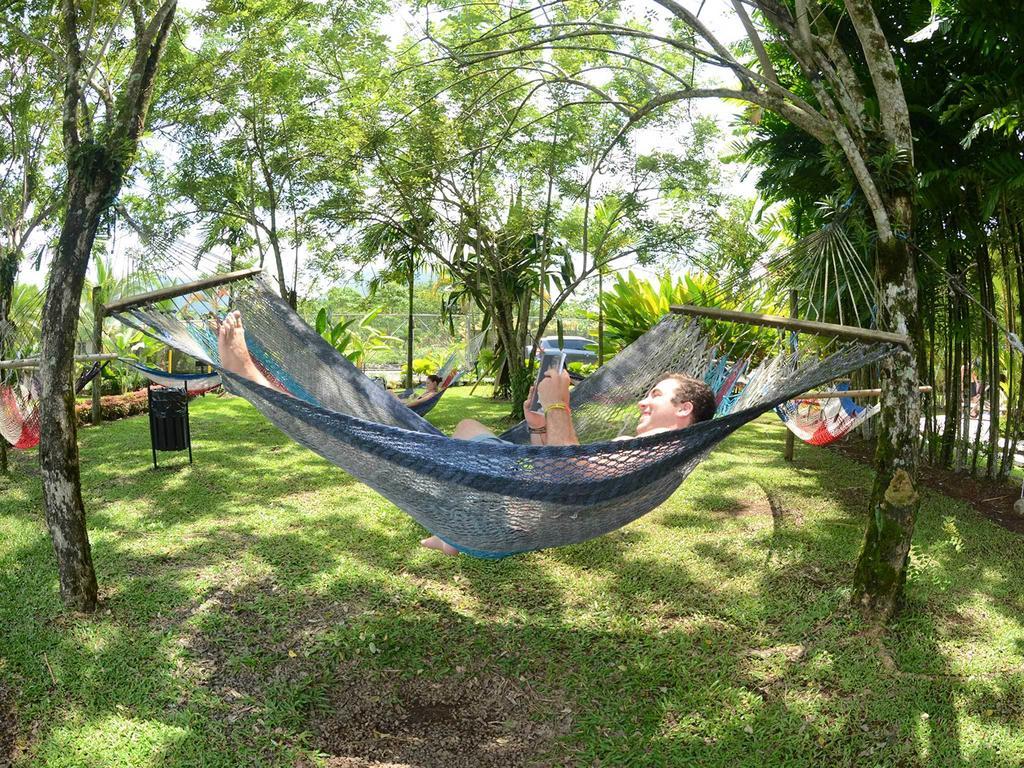 Arenal Backpackers Resort La Fortuna Εξωτερικό φωτογραφία Hammock in the park