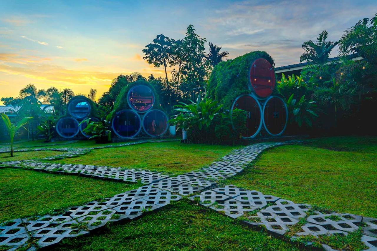 Arenal Backpackers Resort La Fortuna Εξωτερικό φωτογραφία The resort's "Bubble" rooms