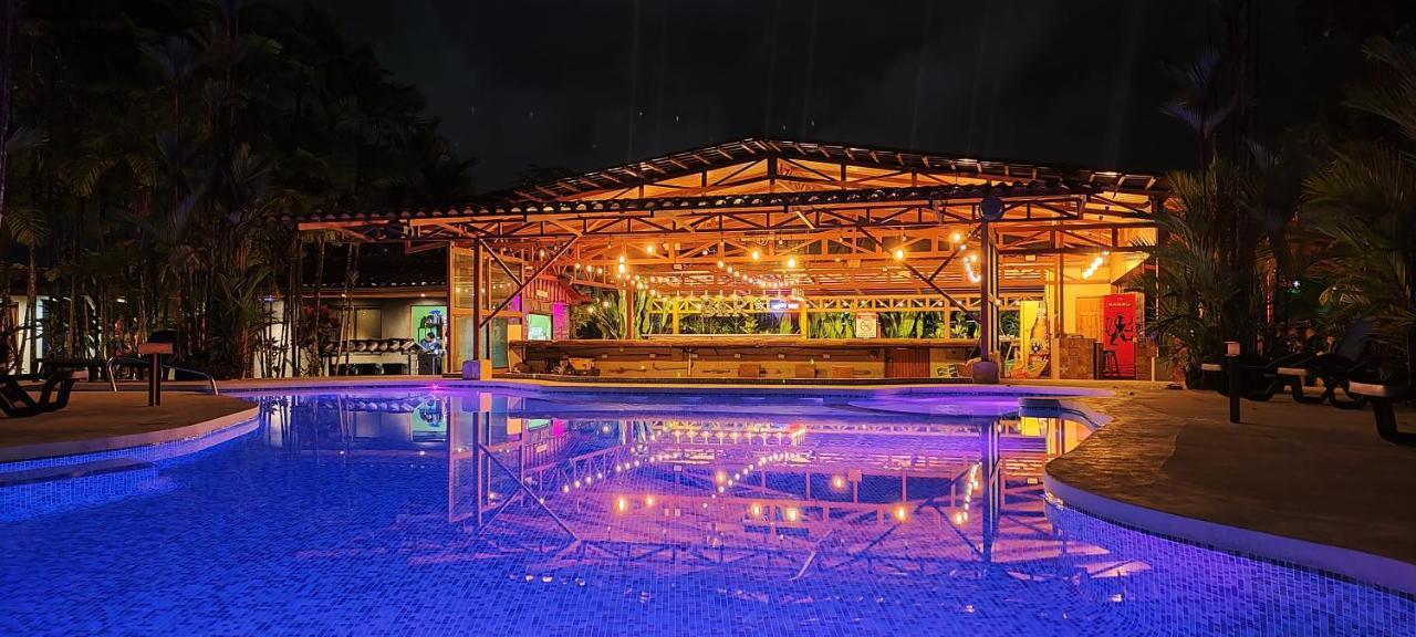 Arenal Backpackers Resort La Fortuna Εξωτερικό φωτογραφία The pool at the resort