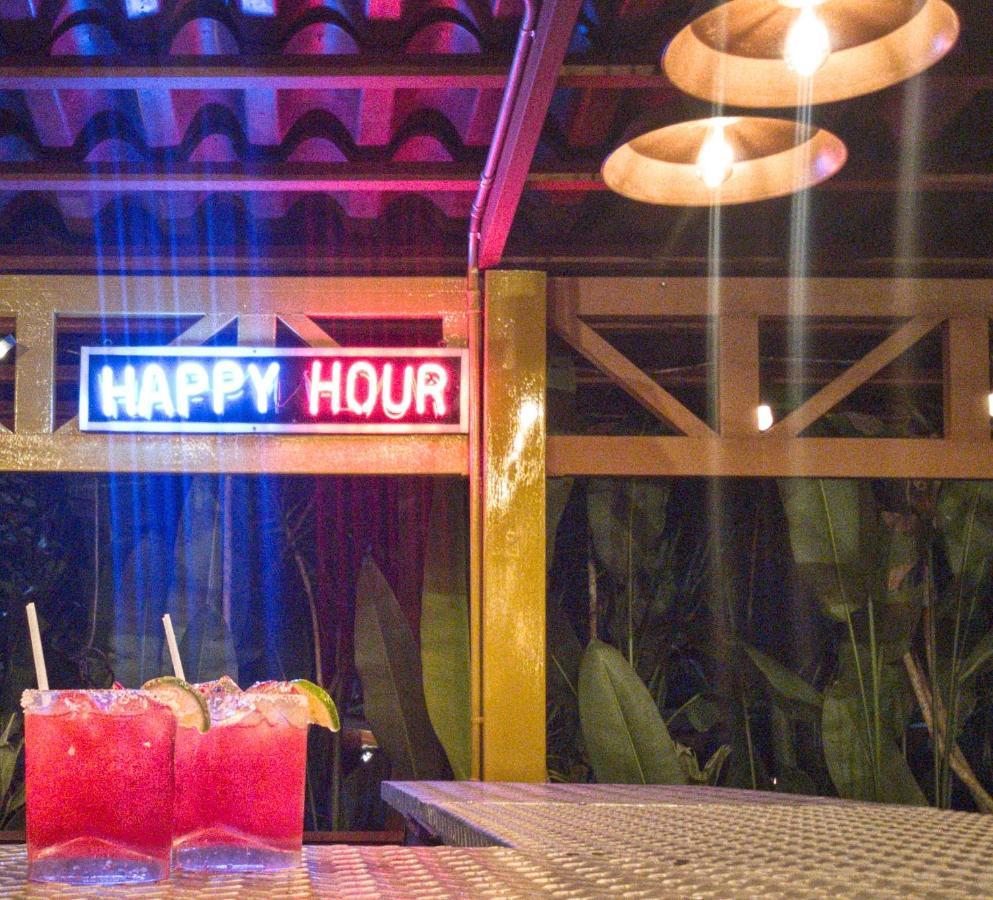 Arenal Backpackers Resort La Fortuna Εξωτερικό φωτογραφία Happy hour sign