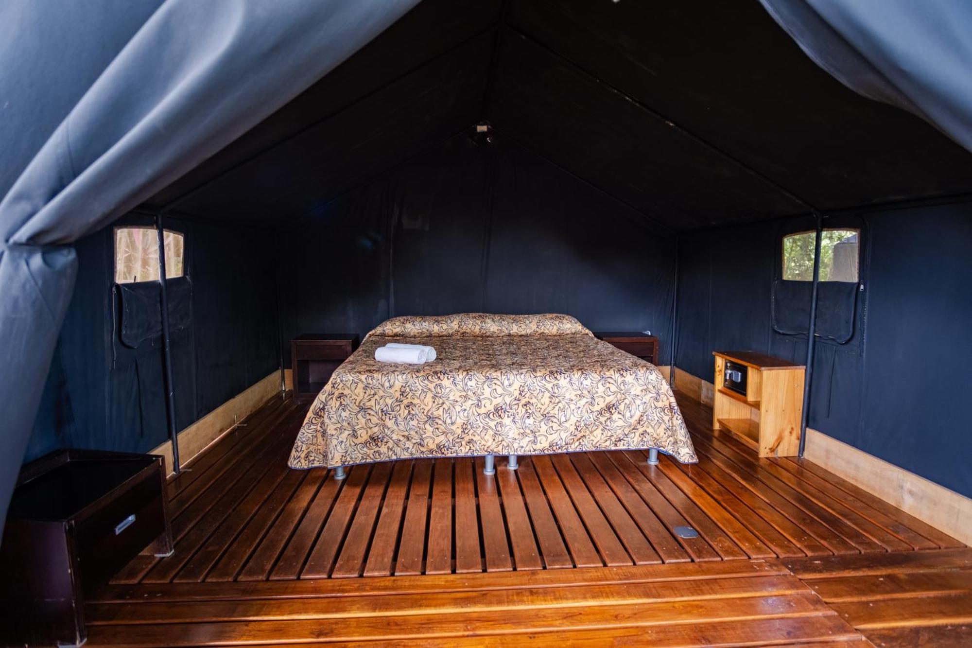 Arenal Backpackers Resort La Fortuna Εξωτερικό φωτογραφία Interior of a tent at the resort
