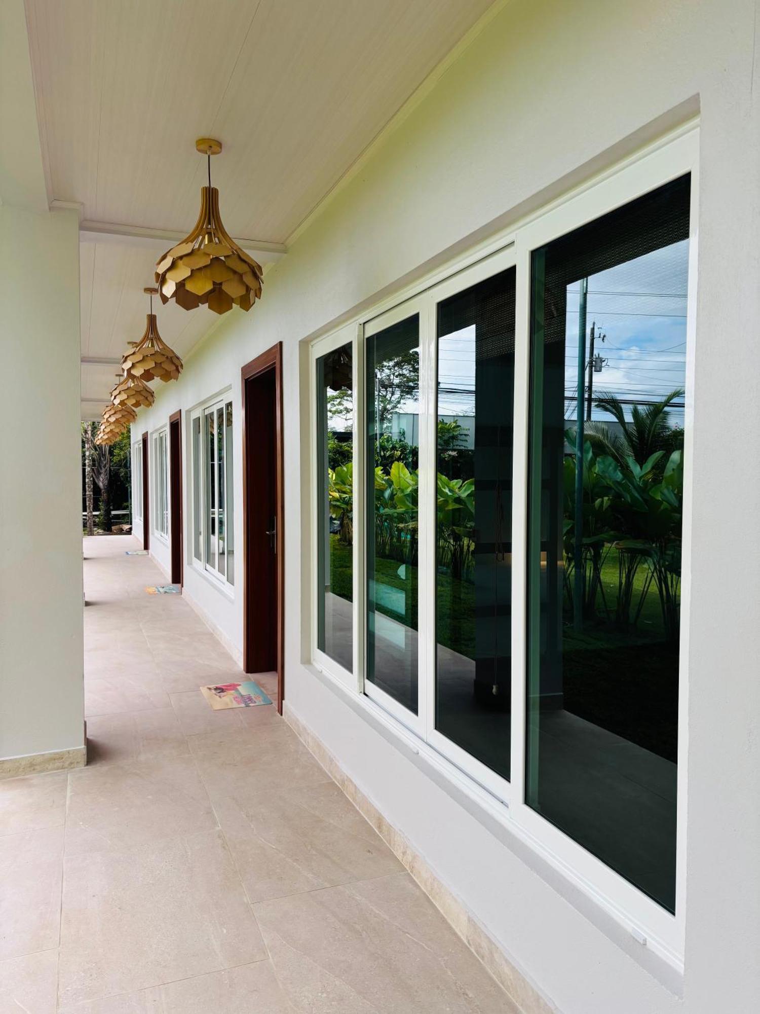 Arenal Backpackers Resort La Fortuna Εξωτερικό φωτογραφία A window with reflective glass