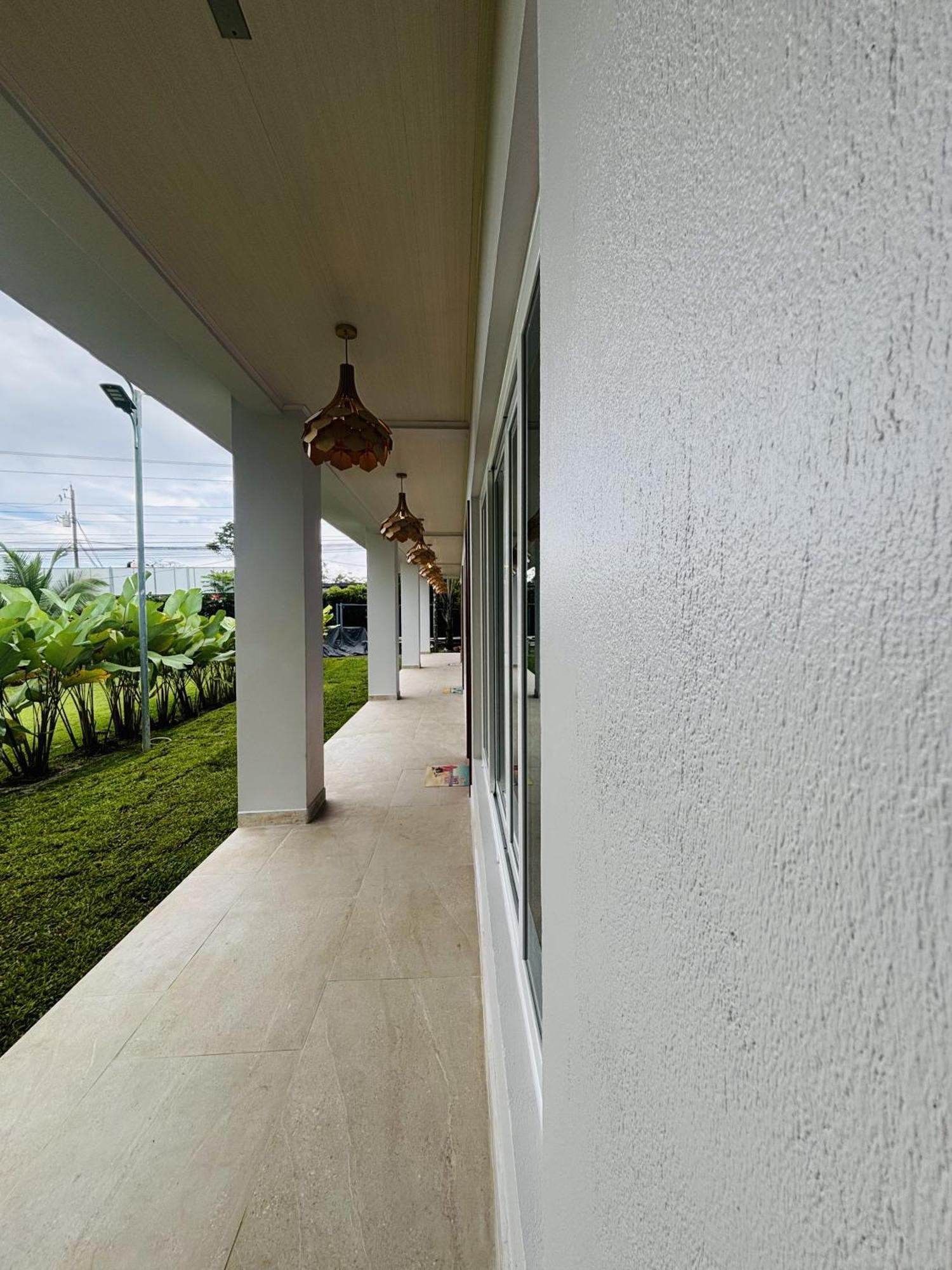 Arenal Backpackers Resort La Fortuna Εξωτερικό φωτογραφία The corridor of the school