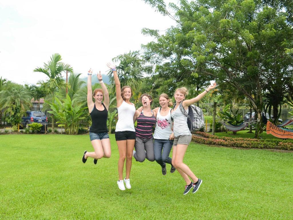 Arenal Backpackers Resort La Fortuna Εξωτερικό φωτογραφία Students jumping for joy