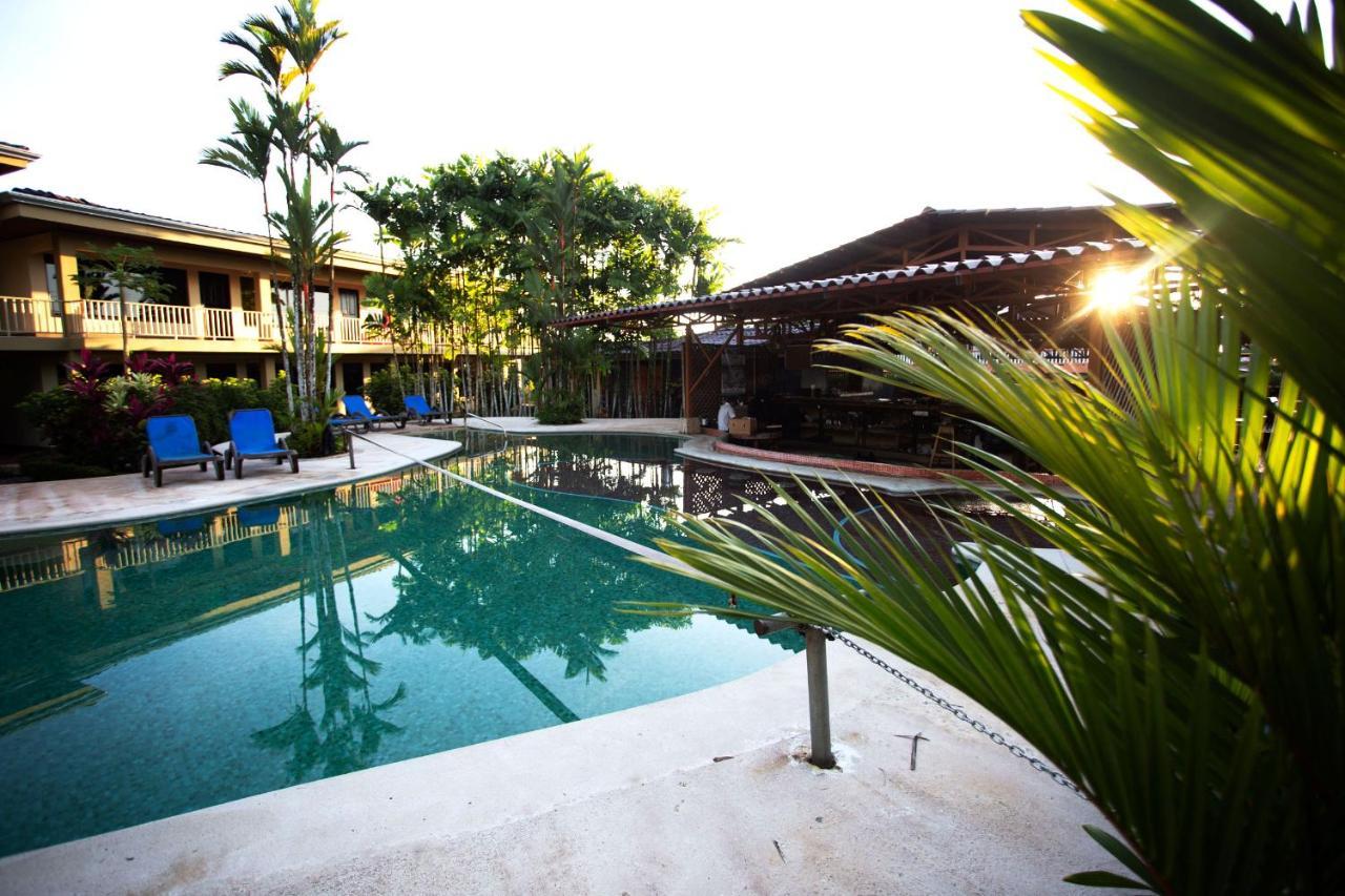 Arenal Backpackers Resort La Fortuna Εξωτερικό φωτογραφία The swimming pool at the hotel