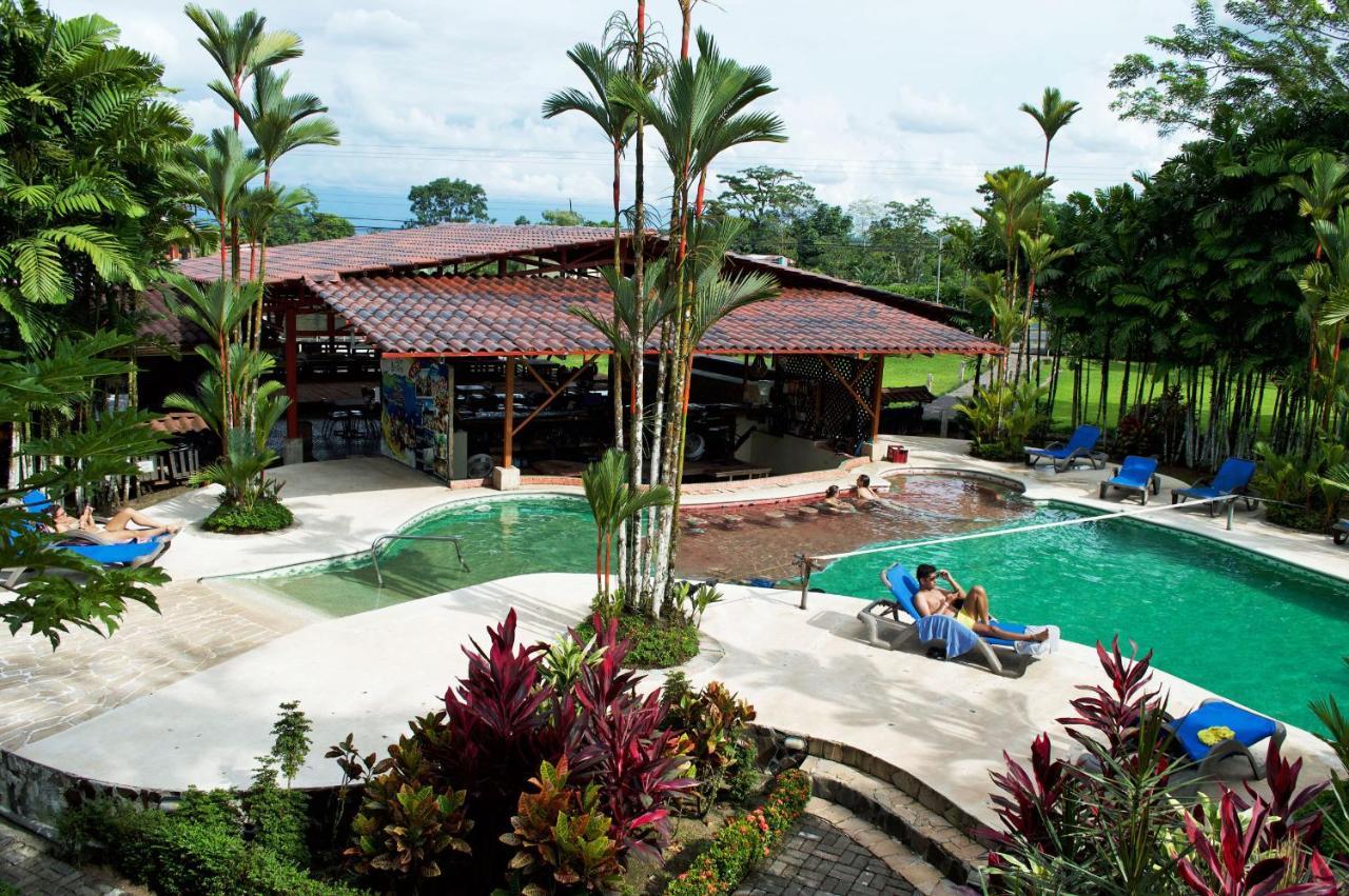 Arenal Backpackers Resort La Fortuna Εξωτερικό φωτογραφία The swimming pool at the resort